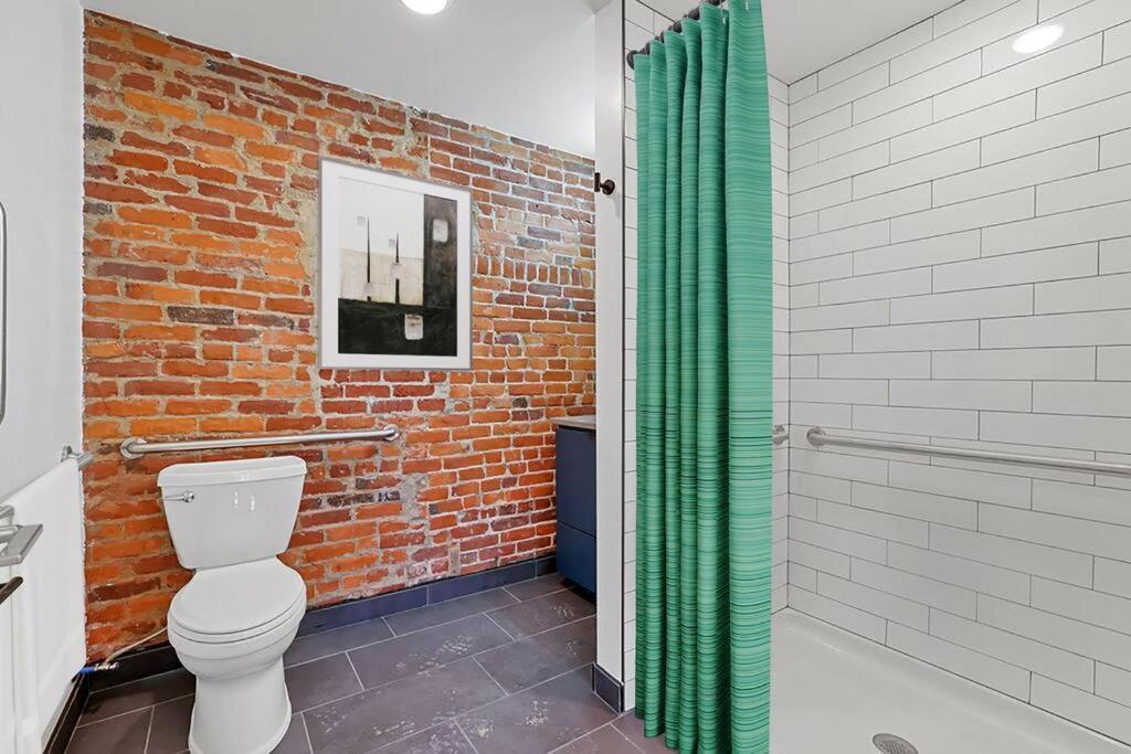 Apartment Modern With Pool Table! Pet-friendly!