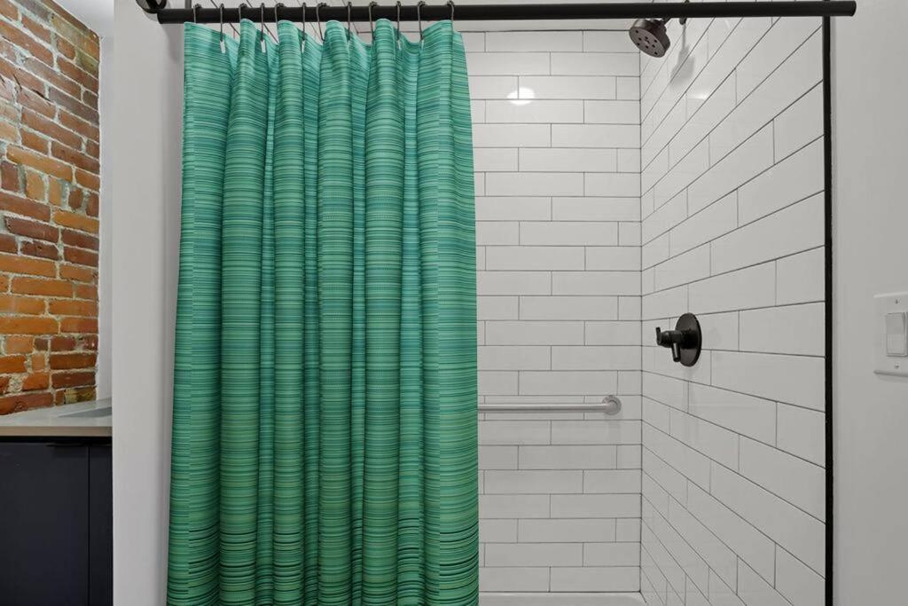 Apartment Modern With Pool Table! Pet-friendly!
