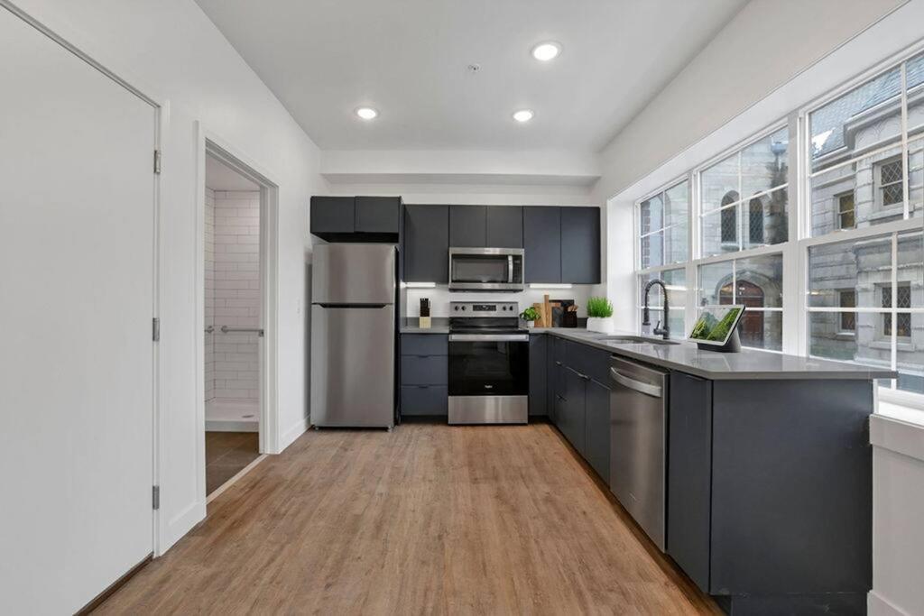 Apartment Modern With Pool Table! Pet-friendly! *