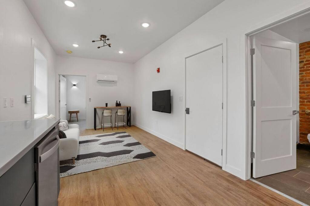 Modern With Pool Table! Pet-friendly! Apartment