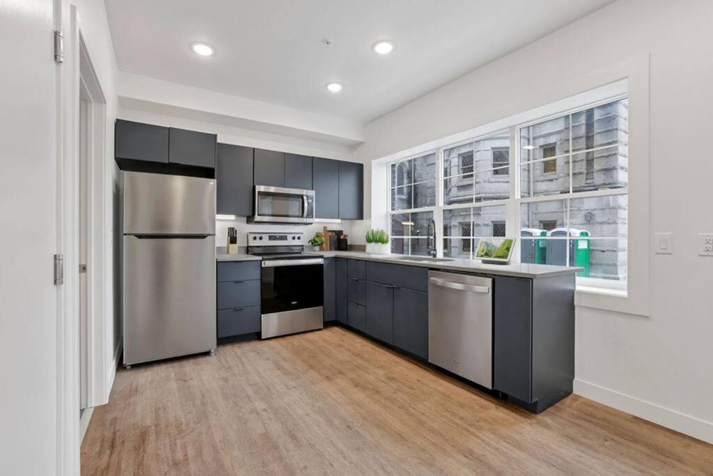 Apartment Modern With Pool Table! Pet-friendly!