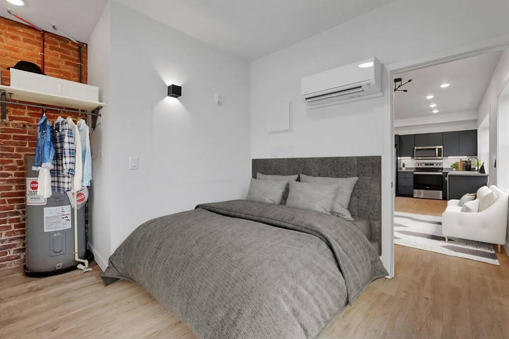 Modern With Pool Table! Pet-friendly! Apartment Columbus