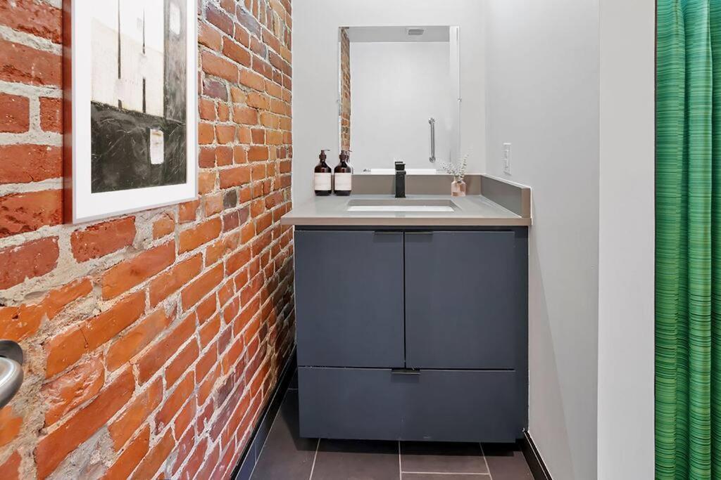 Apartment Modern With Pool Table! Pet-friendly! Columbus